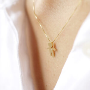 Mulher usando Pingente minimalista representando filho feito a mão em ouro 18k com diamante