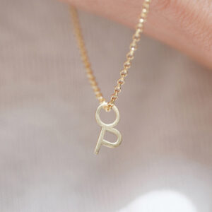corrente com pingente minimalista feito a mão em ouro 18k com letra da inicial do nome
