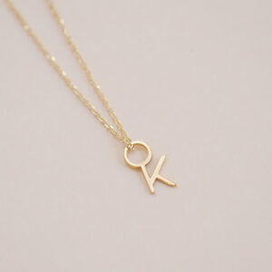 corrente com pingente minimalista feito a mão em ouro 18k com letra da inicial do nome