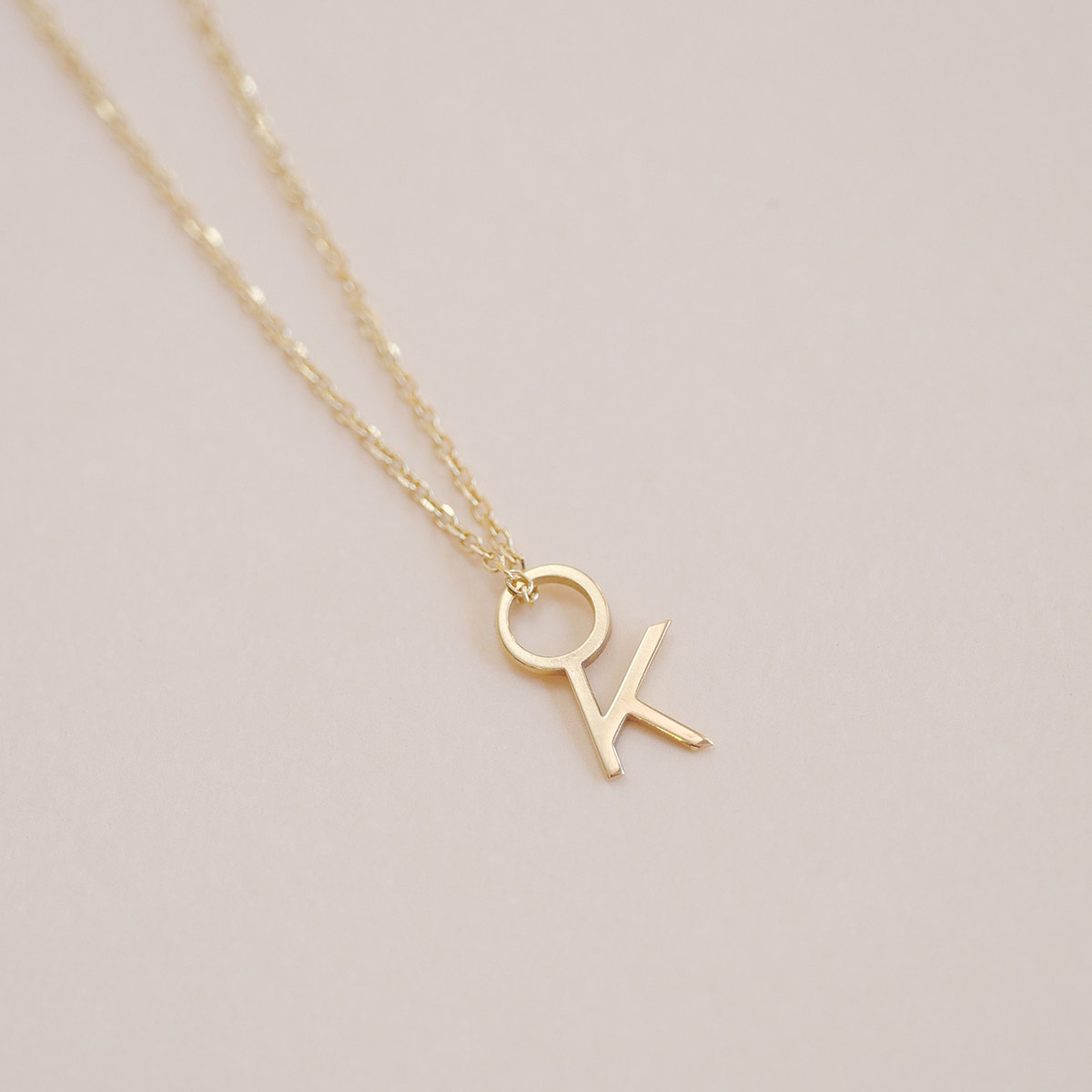 corrente com pingente minimalista feito a mão em ouro 18k com letra da inicial do nome