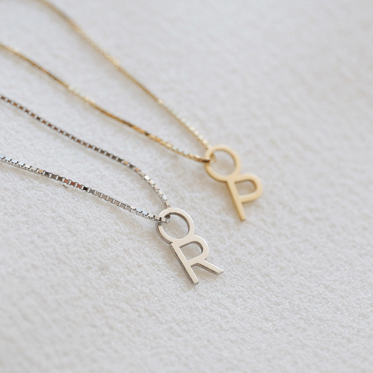 correntes com pingentes minimalistas feitos a mão em ouro 18k com letra da inicial do nome