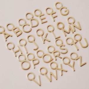 pingentes minimalistas feitos a mão em ouro 18k com letra da inicial do nome