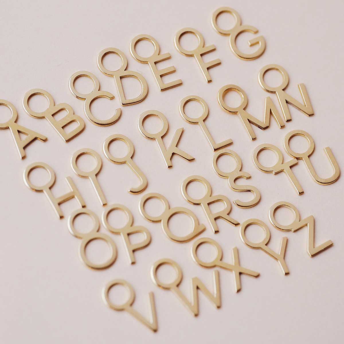 pingentes minimalistas feitos a mão em ouro 18k com letra da inicial do nome