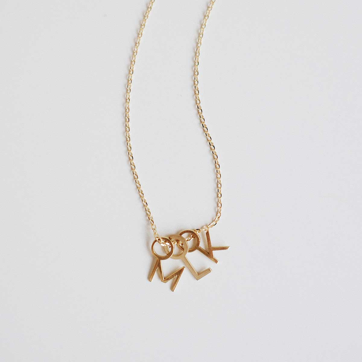 corrente com pingentes minimalistas feitos a mão em ouro 18k com letra da inicial do nome