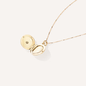 Corrente com pingente relicário em formato redondo minimalista feito a mão em ouro 18k com diamante no lado de fora e dois espaços para foto