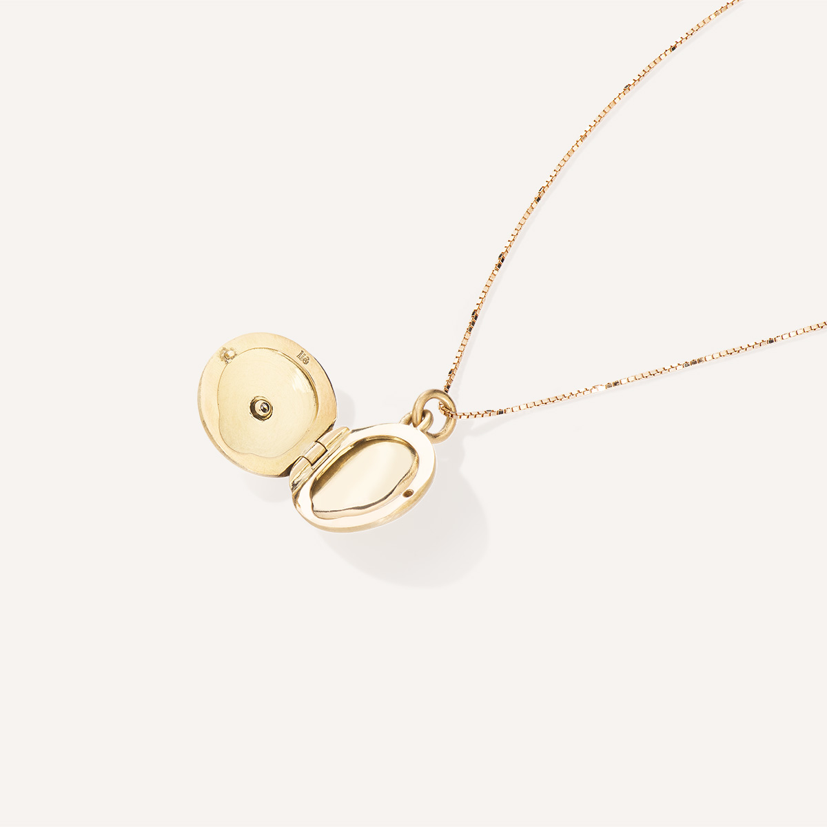 Corrente com pingente relicário em formato redondo minimalista feito a mão em ouro 18k com diamante no lado de fora e dois espaços para foto