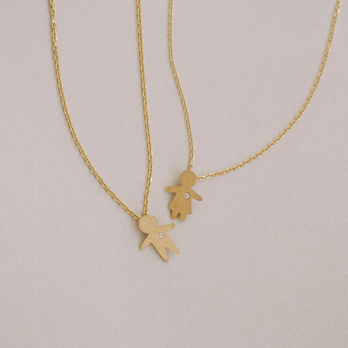 colares com pingentes de filhos em ouro 18k
