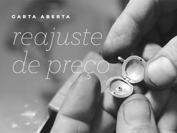 Imagem em preto e branco das mãos do ourives segurando um relicário de ouro 18k