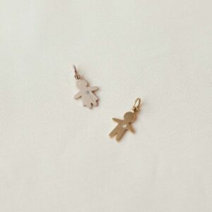 Pingentes com gravação de nome personalizável representando filha e filho feitos a mão em ouro 18k com diamante