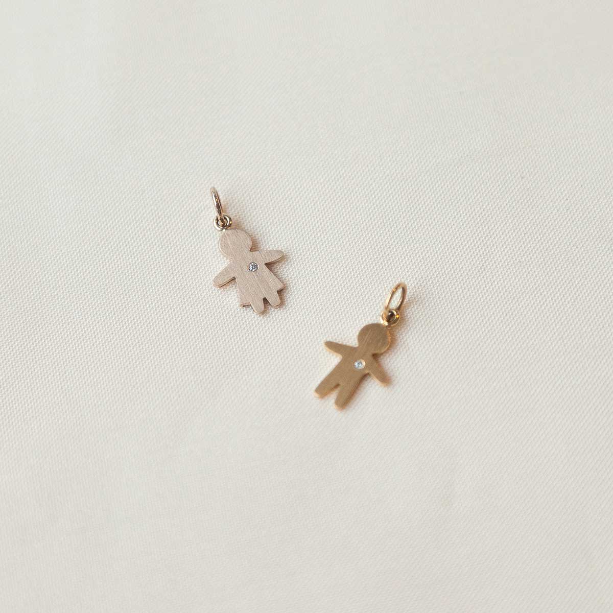 Pingentes com gravação de nome personalizável representando filha e filho feitos a mão em ouro 18k com diamante