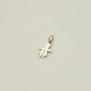 Pingente com gravação de nome personalizável representando filha feito a mão em ouro 18k com diamante