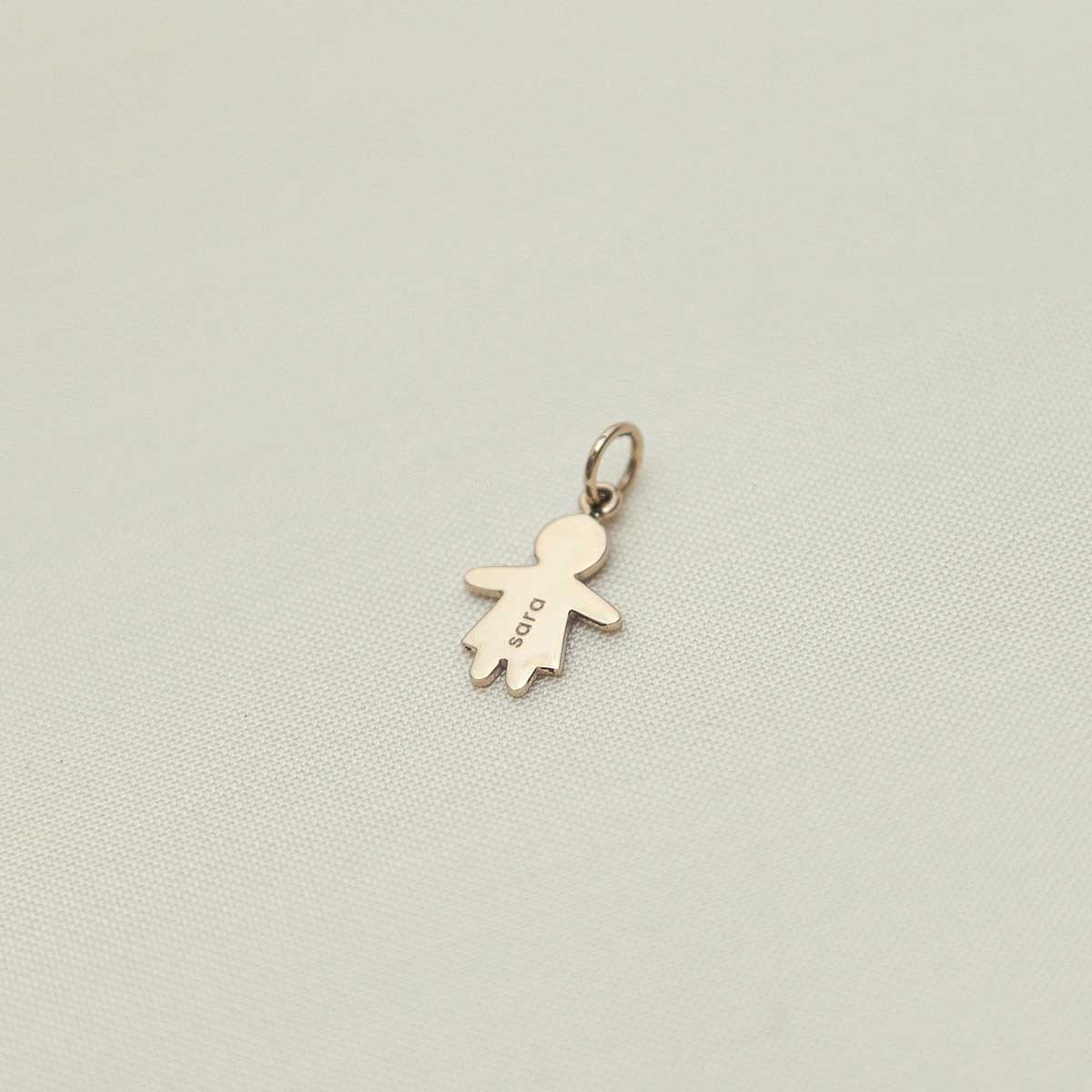 Pingente com gravação de nome personalizável representando filha feito a mão em ouro 18k com diamante