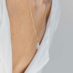 Mulher usando Pingente com gravação de nome personalizável representando filha feito a mão em ouro 18k com diamante