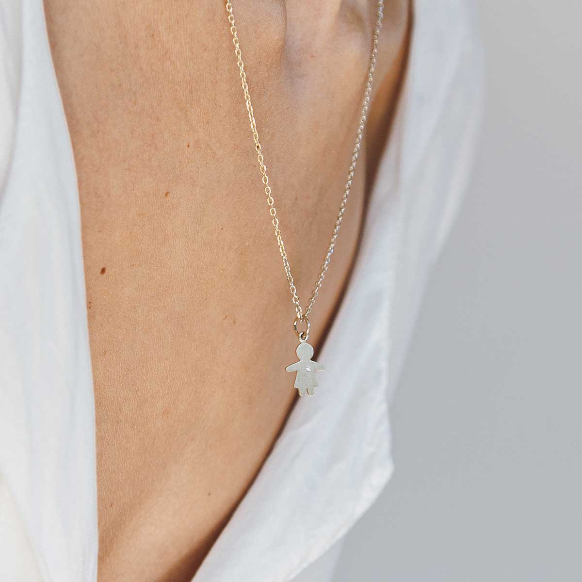 Mulher usando Pingente com gravação de nome personalizável representando filha feito a mão em ouro 18k com diamante