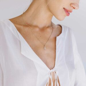 Mulher usando Pingente com gravação de nome personalizável representando filha feito a mão em ouro 18k com diamante
