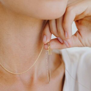 Mulher usando Pingente com gravação de nome personalizável representando filho feito a mão em ouro 18k com diamante