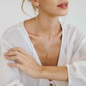 Mulher usando Pingente com gravação de nome personalizável representando filho feito a mão em ouro 18k com diamante