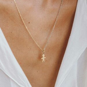 Mulher usando Pingente com gravação de nome personalizável representando filho feito a mão em ouro 18k com diamante
