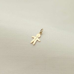Pingente com gravação de nome personalizável representando filho feito a mão em ouro 18k com diamante