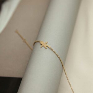 Pulseira minimalista representando filho feita a mão em ouro 18k com diamante e corrente cartier fina
