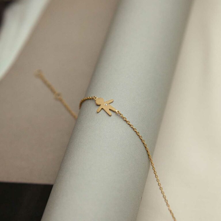 Pulseira minimalista representando filho feita a mão em ouro 18k com diamante e corrente cartier fina