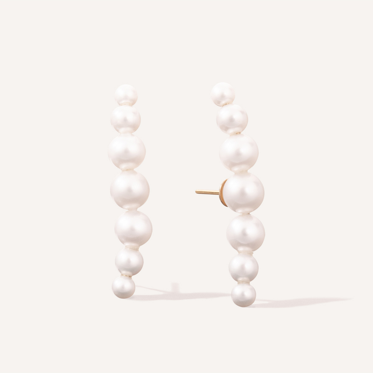 brinco de pino minimalista feito à mão em ouro 18k com sete pérolas brancas naturais de diferentes tamanhos