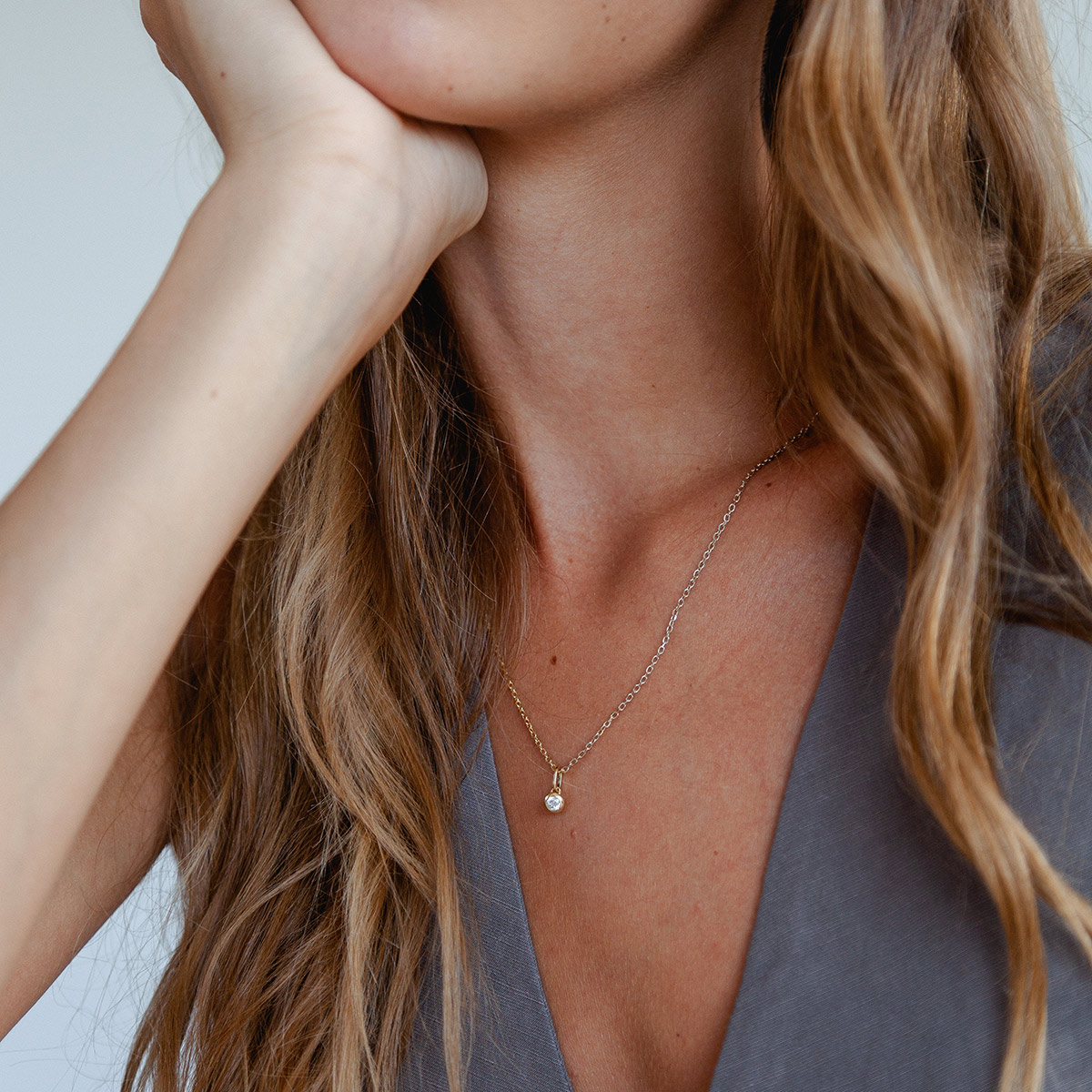 Mulher usando Corrente com pingente minimalista feito a mão em ouro 18k com diamante de 5 ou 18p no centro