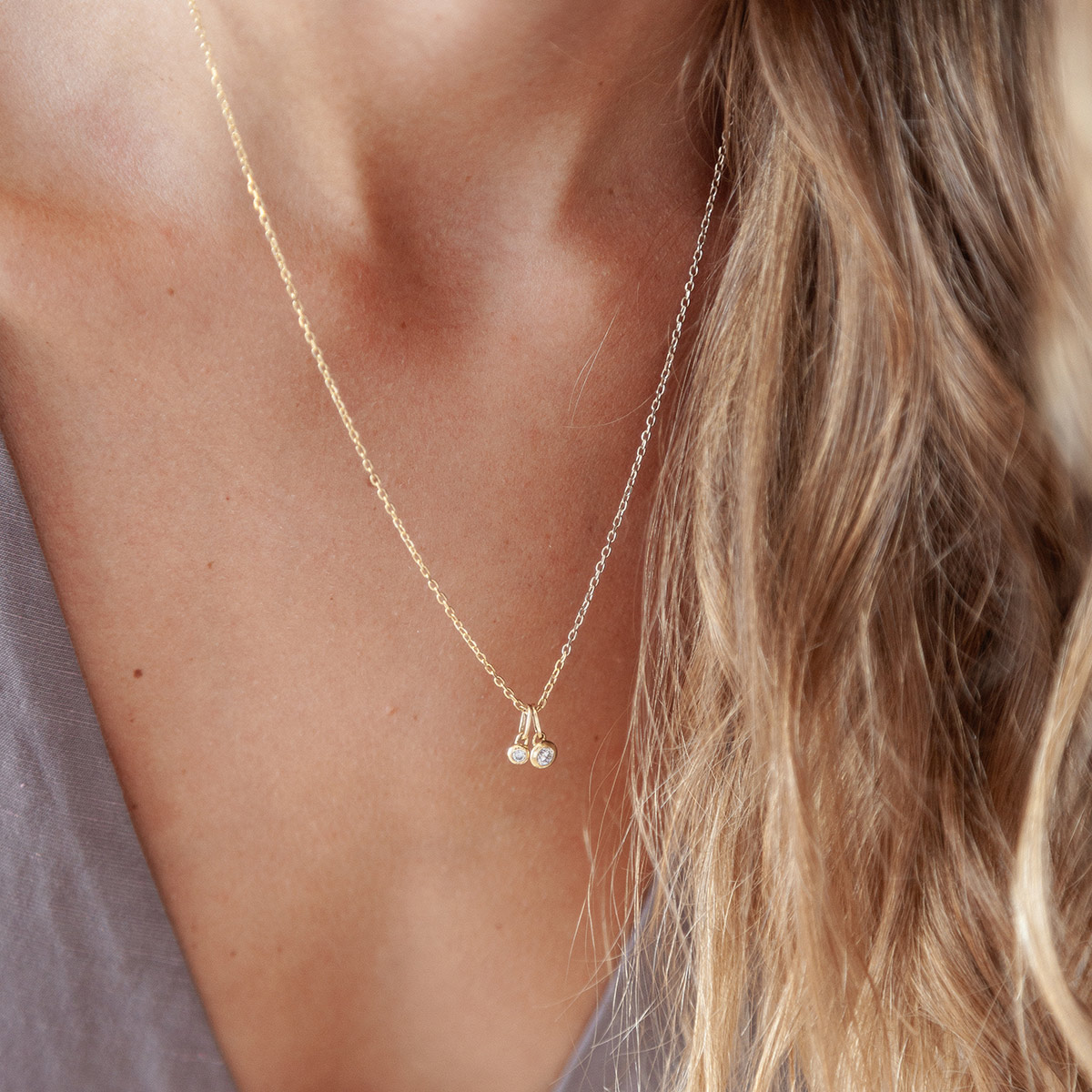 Mulher usando Corrente com pingente minimalista feito a mão em ouro 18k com diamante de 5 ou 18p no centro