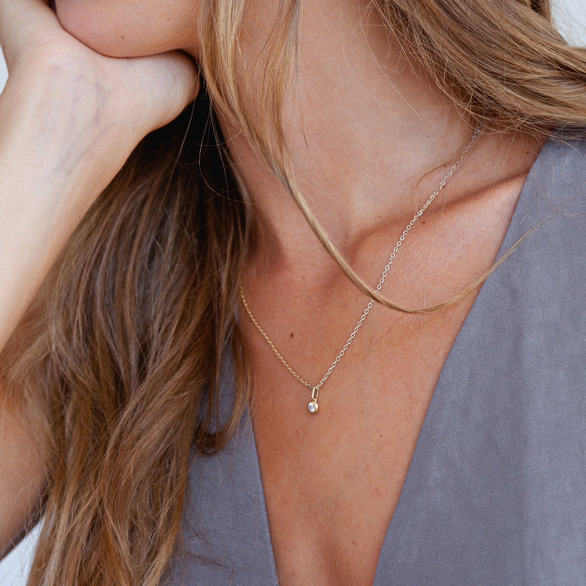 Mulher usando Corrente com pingente minimalista feito a mão em ouro 18k com diamante de 5 ou 18p no centro