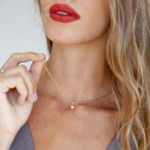 Mulher usando Corrente com pingente minimalista feito a mão em ouro 18k com diamante de 5 ou 18p no centro