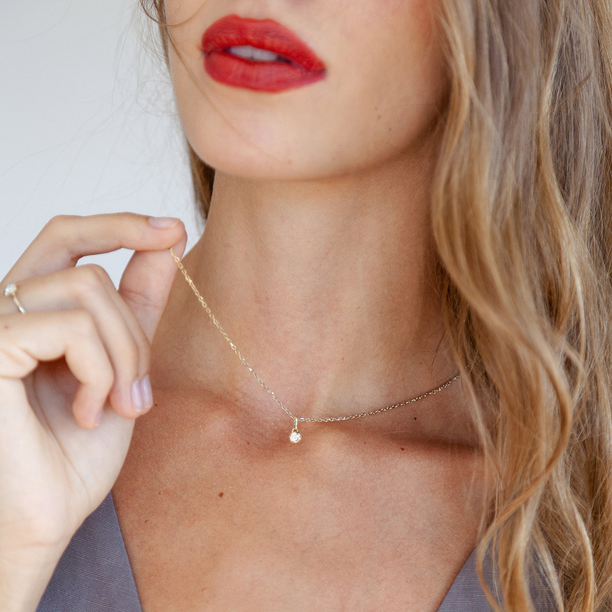 Mulher usando Corrente com pingente minimalista feito a mão em ouro 18k com diamante de 5 ou 18p no centro