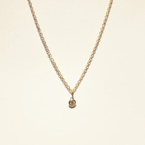 Corrente com pingente minimalista feito a mão em ouro 18k com diamante de 5 ou 18p no centro