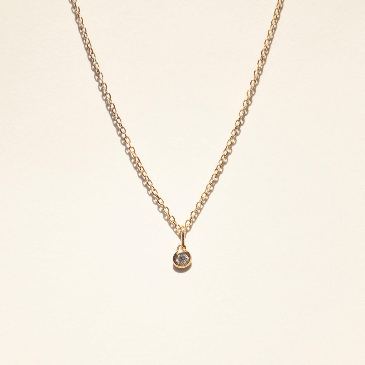 Corrente com pingente minimalista feito a mão em ouro 18k com diamante de 5 ou 18p no centro