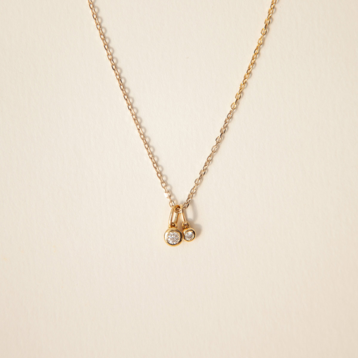 Corrente com pingente minimalista feito a mão em ouro 18k com diamante de 5 ou 18p no centro