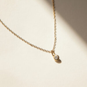 Corrente com pingente minimalista feito a mão em ouro 18k com diamante de 5 ou 18p no centro