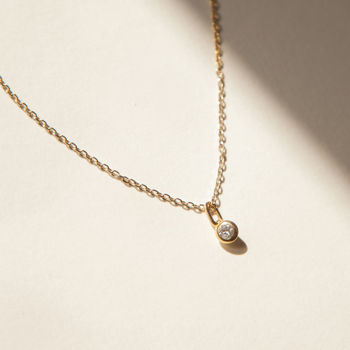 Corrente com pingente minimalista feito a mão em ouro 18k com diamante de 5 ou 18p no centro