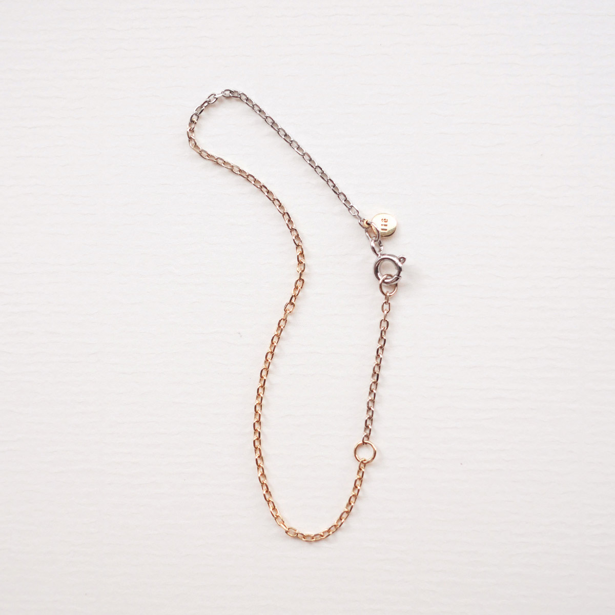 Pulseira minimalista feita a mão em ouro 18k amarelo, branco e champagne em degradê