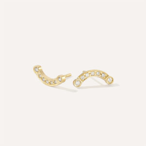 par de brincos em formato de semi círculo em ouro 18k amarelo e 7 diamantes em cada pé, sendo dois maiores e círculos nas extremidades e 5 menores acompanhando o formato de arco, sobre fundoo branco