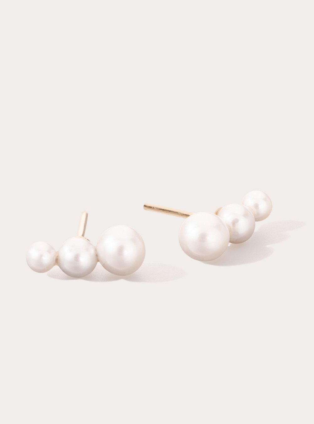 brinco de pino minimalista feito à mão em ouro 18k com três pérolas brancas naturais de diferentes tamanhos