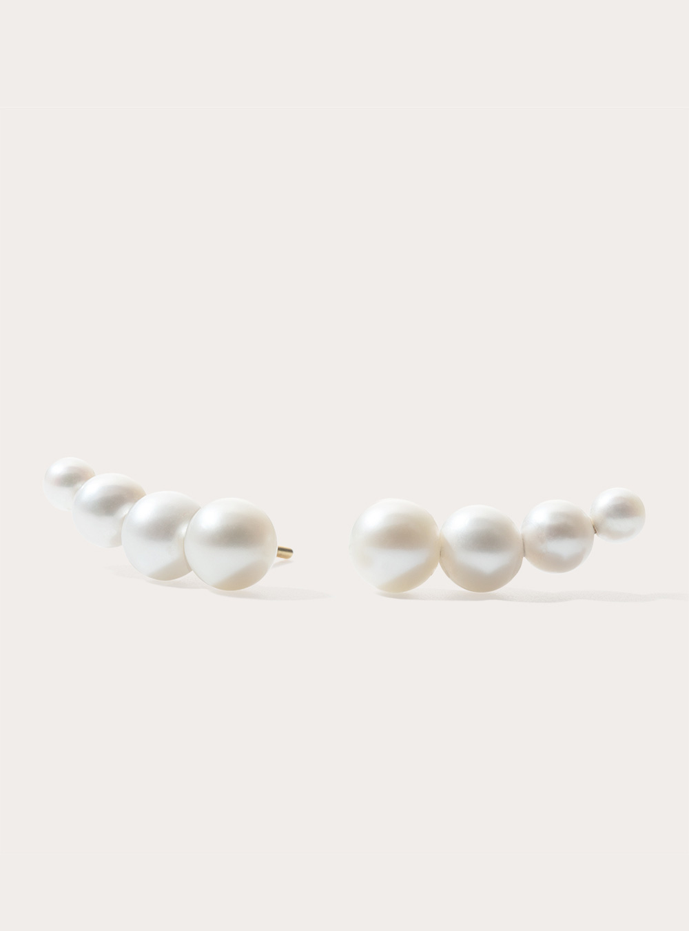 brinco de pino minimalista feito à mão em ouro 18k com quatro pérolas brancas naturais de diferentes tamanhos