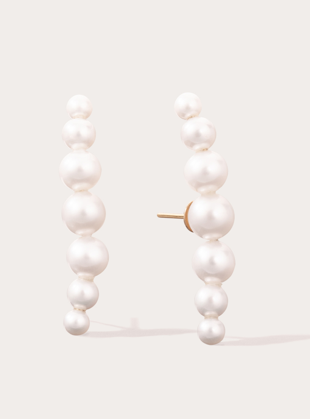 brinco de pino minimalista feito à mão em ouro 18k com sete pérolas brancas naturais de diferentes tamanhos