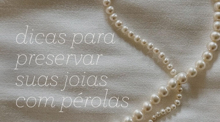 Colar de pérolas sobre tecido branco