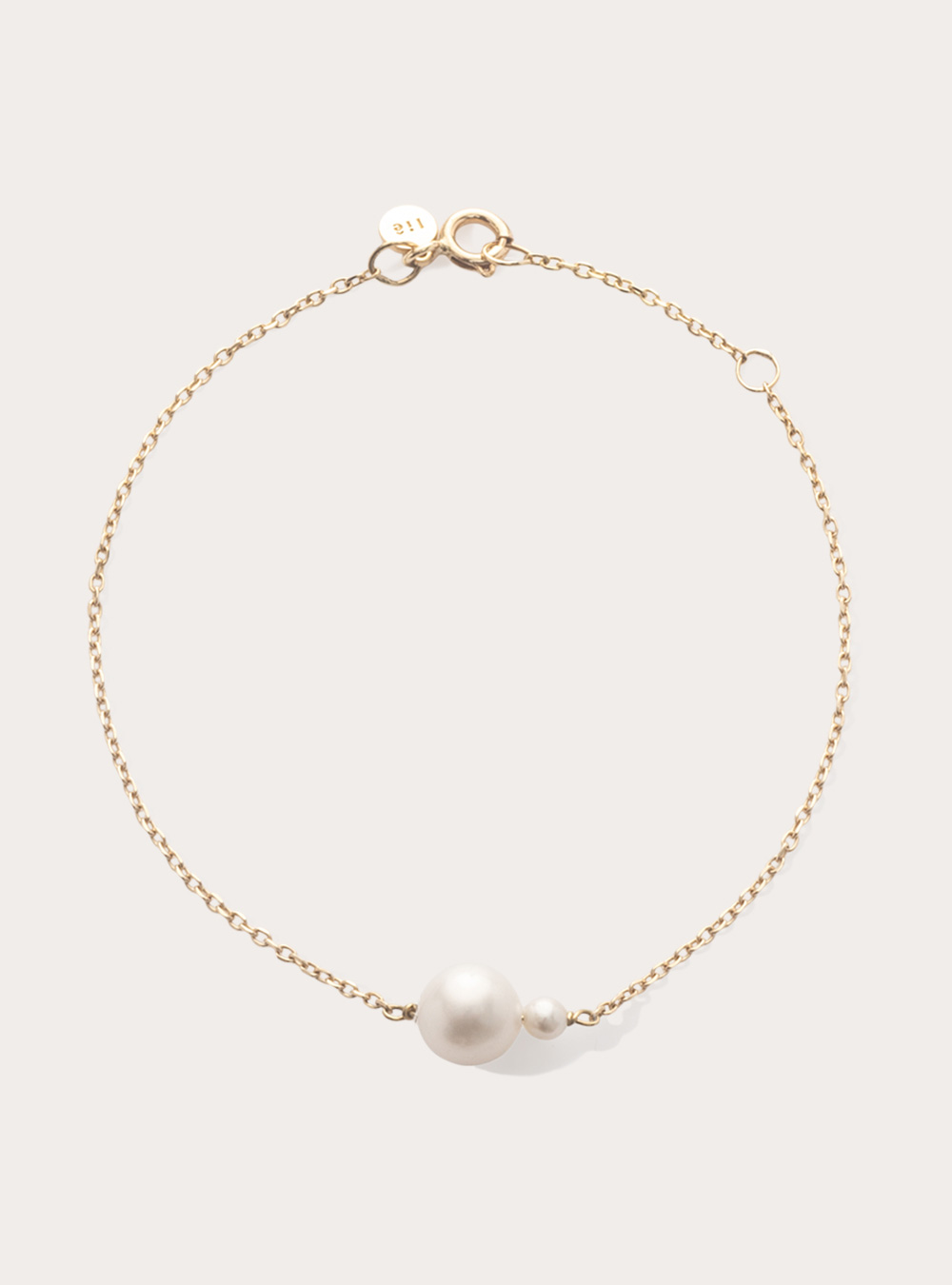 pulseira feita à mão em ouro 18k de estilo minimalista com duas pérolas brancas naturais de tamanhos diferentes