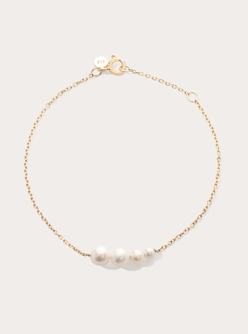 pulseira feita à mão em ouro 18k de estilo minimalista com quatro pérolas brancas naturais de tamanhos diferentes