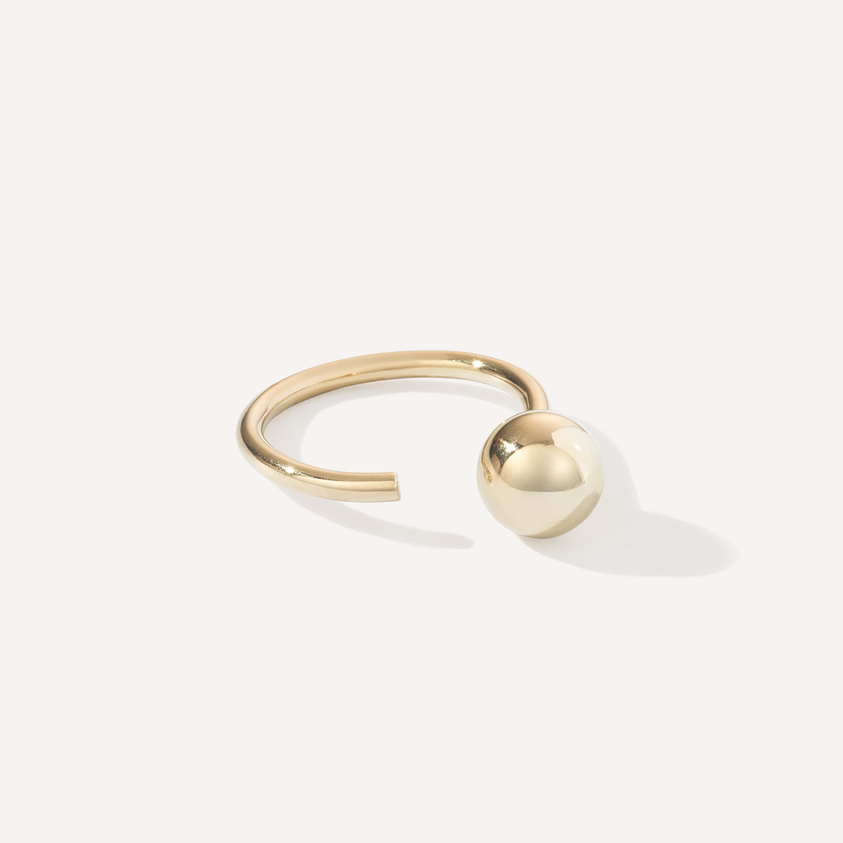anel minimalista feito a mão em ouro amarelo 18k com esfera