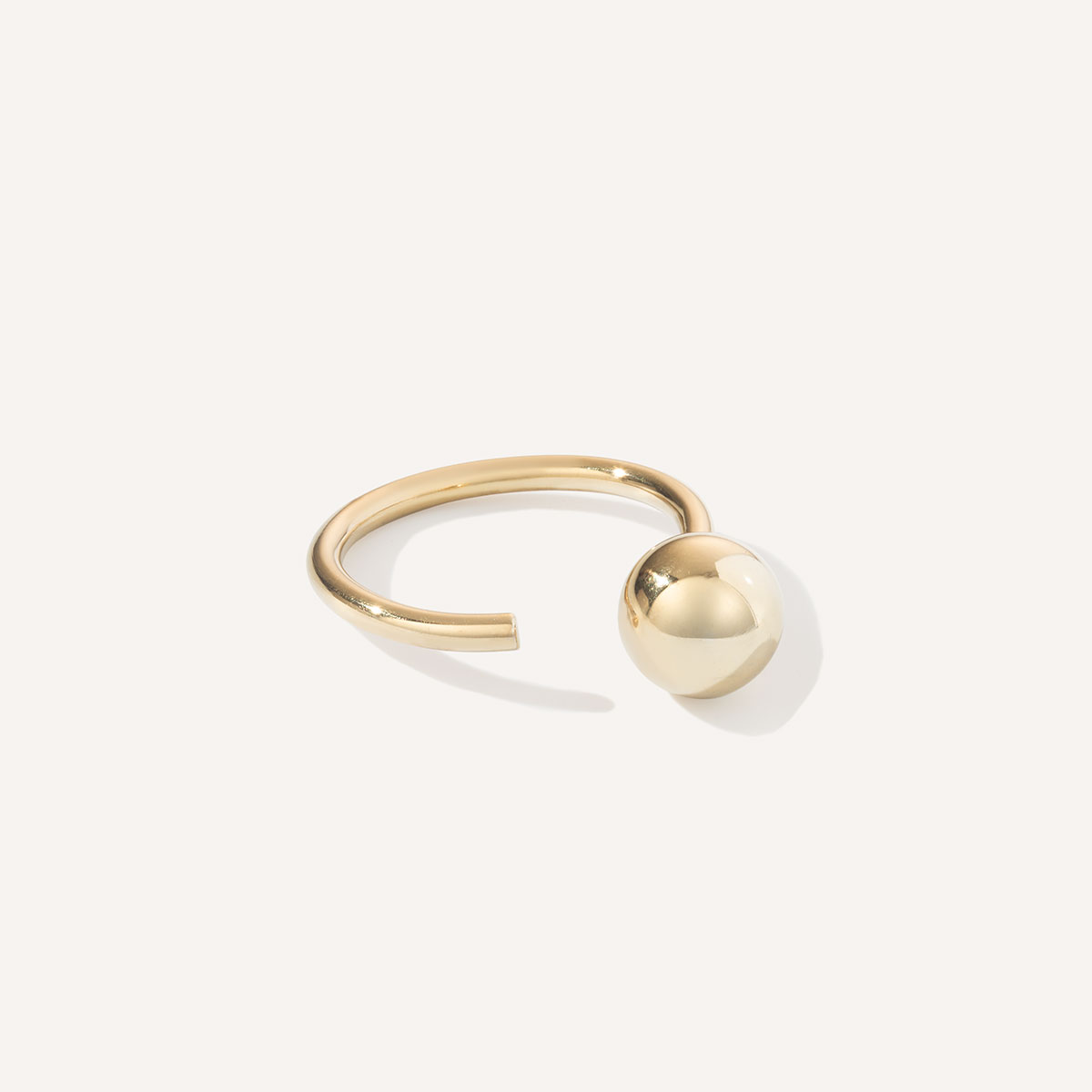 anel minimalista feito a mão em ouro 18k com aro redondo e esfera