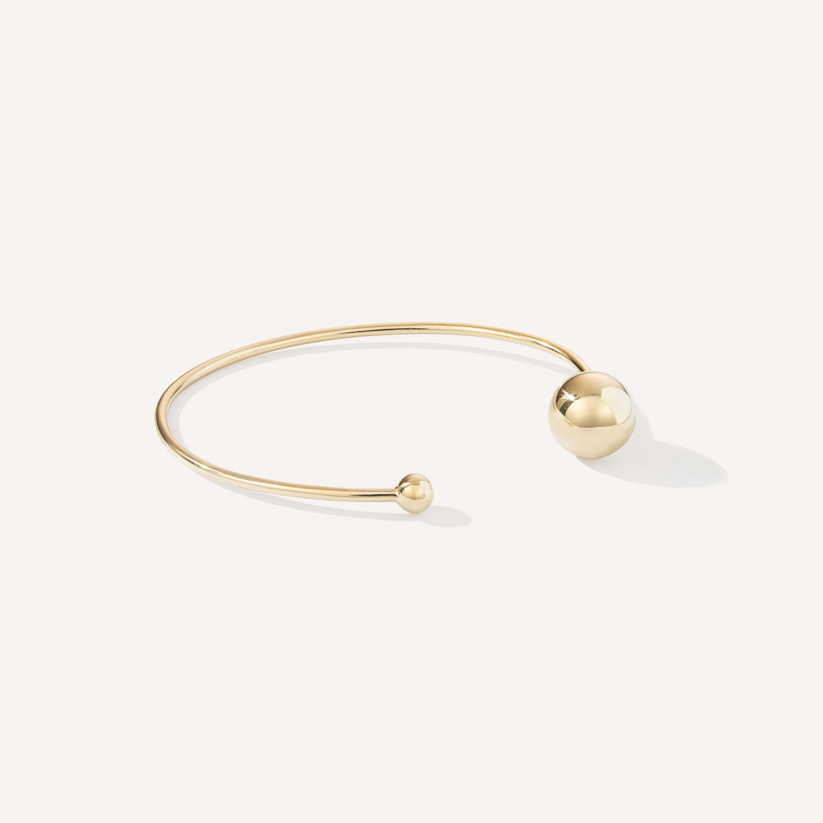 bracelete minimalista feito a mão em ouro amarelo 18k com duas esferas na ponta do aro