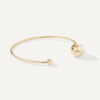bracelete minimalista feito a mão em ouro amarelo 18k com duas esferas na ponta do aro