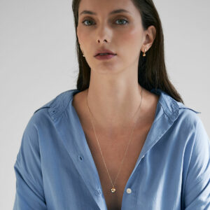 mulher usando colar e brinco de argola minimalista feito a mão em ouro 18k com esfera