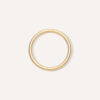 Aliança de aro redondo 1,8mm minimalista feita a mão em ouro 18k para casamentos sobre fundo branco